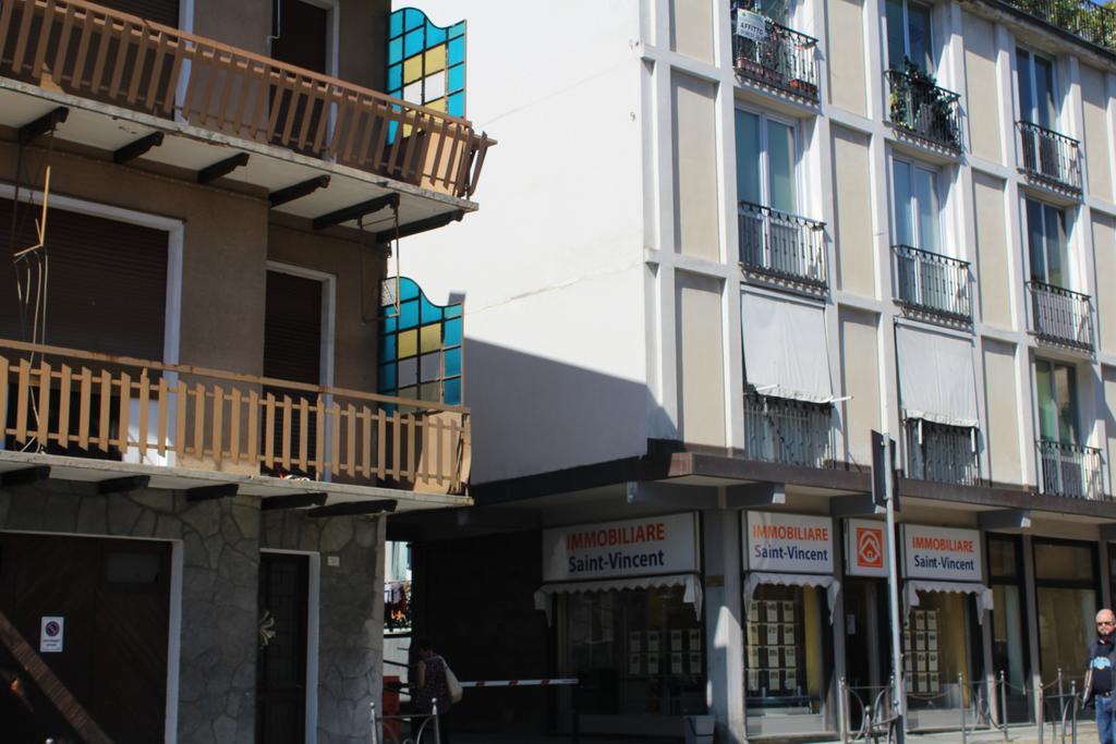 In Centro A Saint Vincent Apartment Bagian luar foto